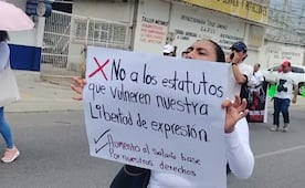 Trabajadores del Hospital General de Salina Cruz marchan para exigir el abasto de medicamentos e insumos