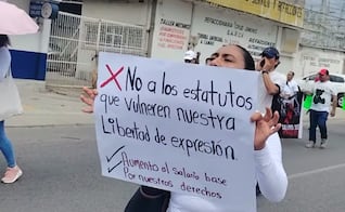 Trabajadores del Hospital General de Salina Cruz marchan para exigir el abasto de medicamentos e insumos