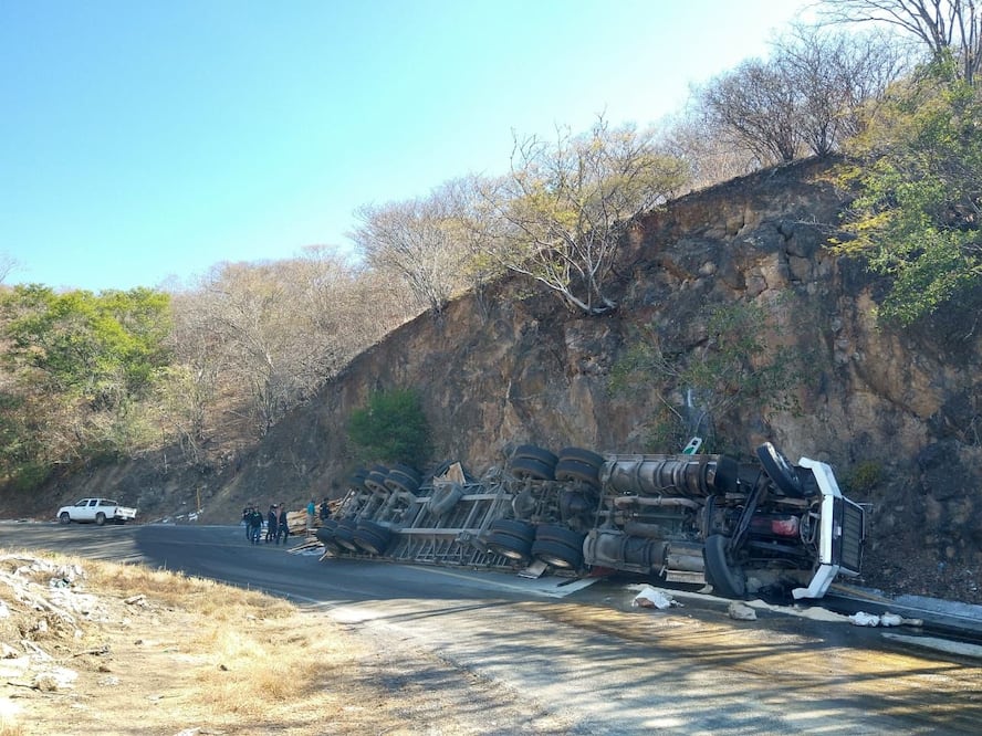 Fallecen tres personas en accidente en la Oaxaca-Tehuantepec; activan protocolo seguridad
