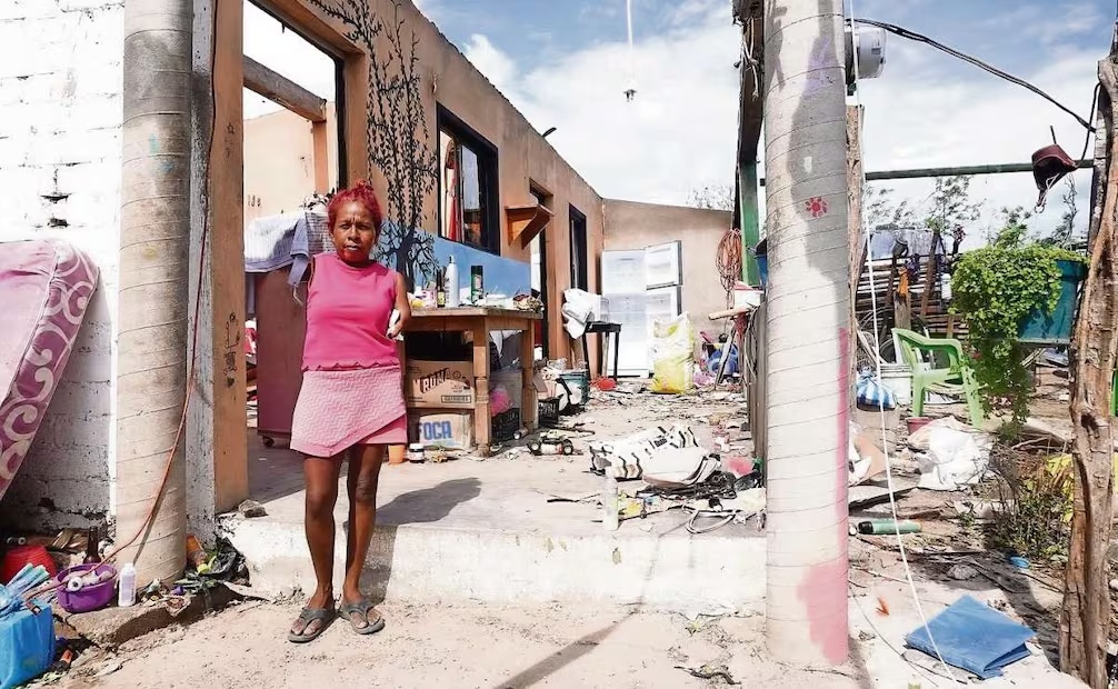 La mayoría de las obras de la artista plástica y activista en derechos de las mujeres afros, Santa Hernández, conocida como Yuyé, quedaron dañadas. Foto: Balam Toscano / EL UNIVERSAL