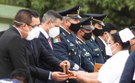 Condecora Murat a personal de Salud con la más alta presea nacional por su labor en pandemia