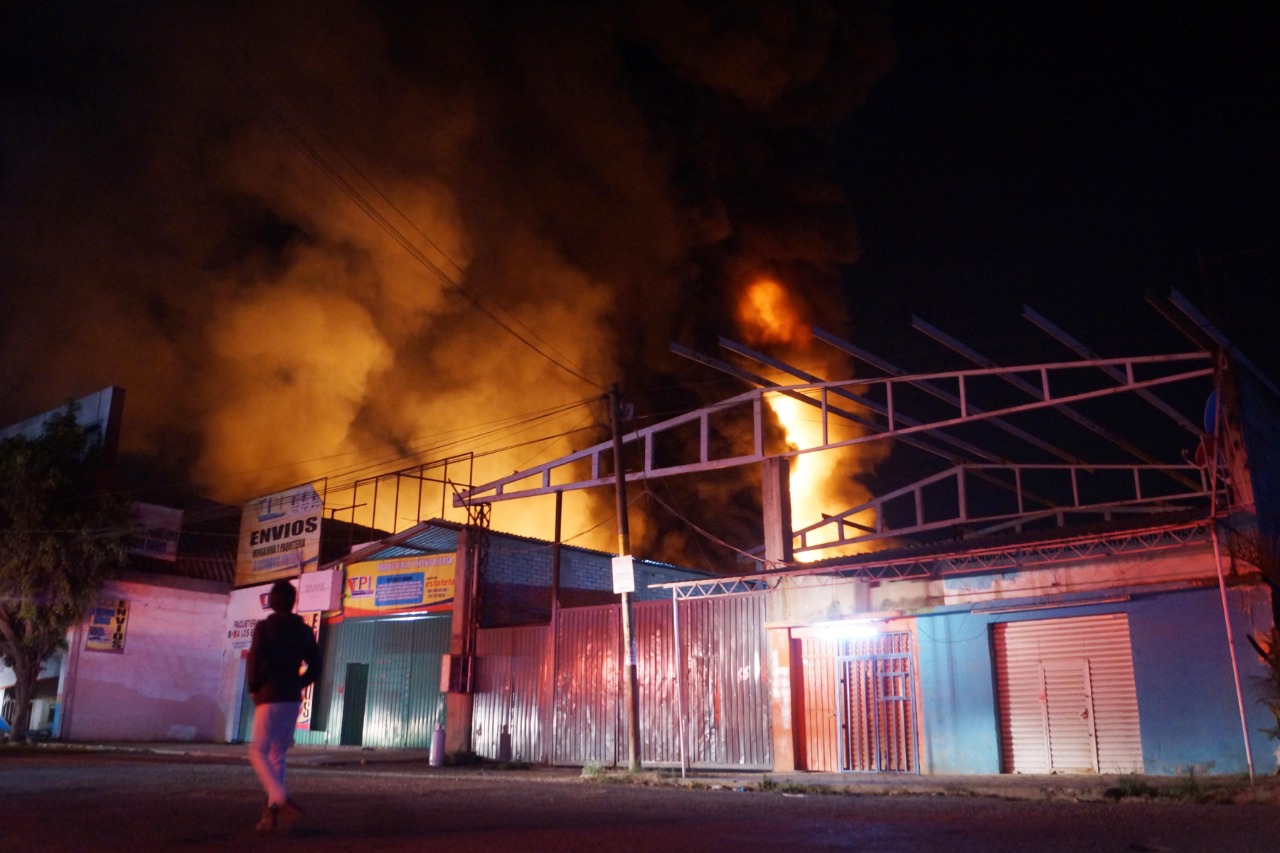 Auto se impacta en negocio de pinturas y desata fuerte incendio en San Sebastián Tutla, Oaxaca