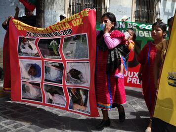 A 10 años de masacre, triquis marchan para pedir justicia