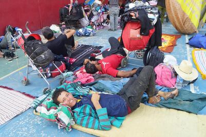 Por primera vez una caravana de 614 migrantes ingresa a la ciudad de Oaxaca; descansan en Polideportivo