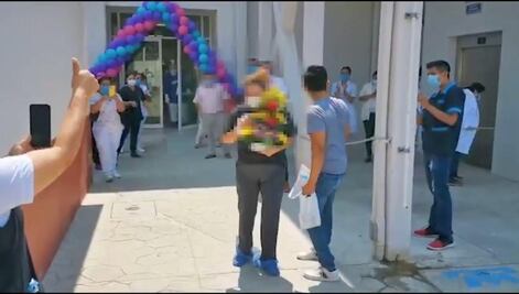 Entre aplausos, personal médico de Juchitán despide a paciente que superó el Covid-19
