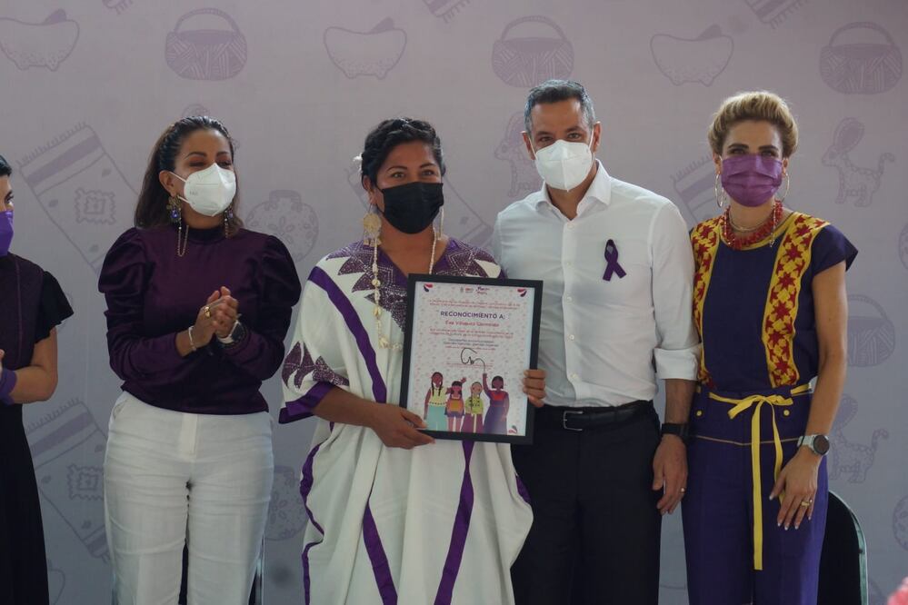 “En Oaxaca todos los días se trabaja por las mujeres”, afirma Murat, entregan reconocimientos a 9 oaxaqueñas destacadas. Foto: Edwin Hernández