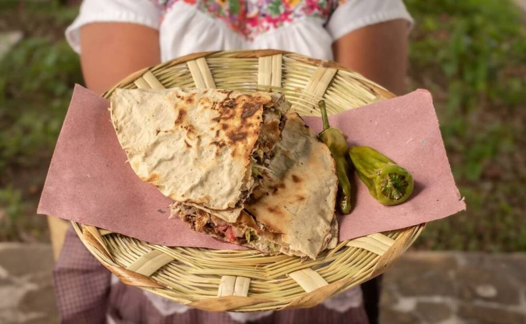 La tlayuda es un platillo típico de la cocina oaxaqueña. Foto: Especial