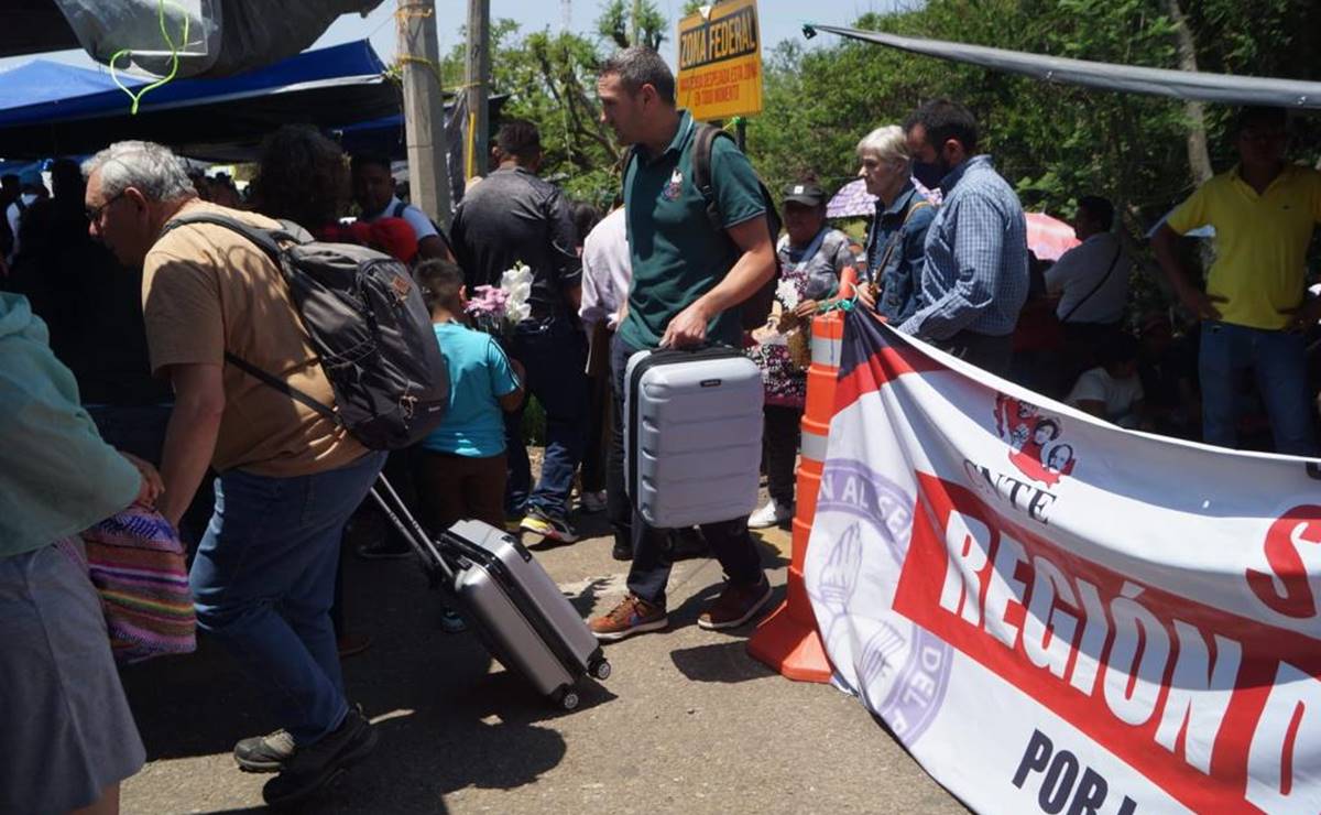 Van 10 vuelos cancelados y casi mil viajeros varados por bloqueo de maestros a aeropuerto de Oaxaca