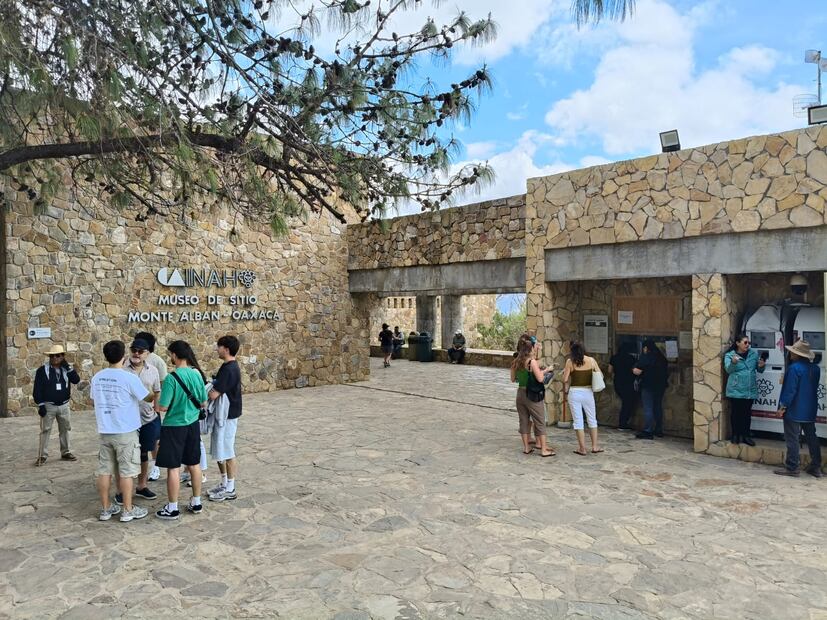 Turistas transcurren con tranquilidad en Monte Albán con el refuerzo de seguridad
