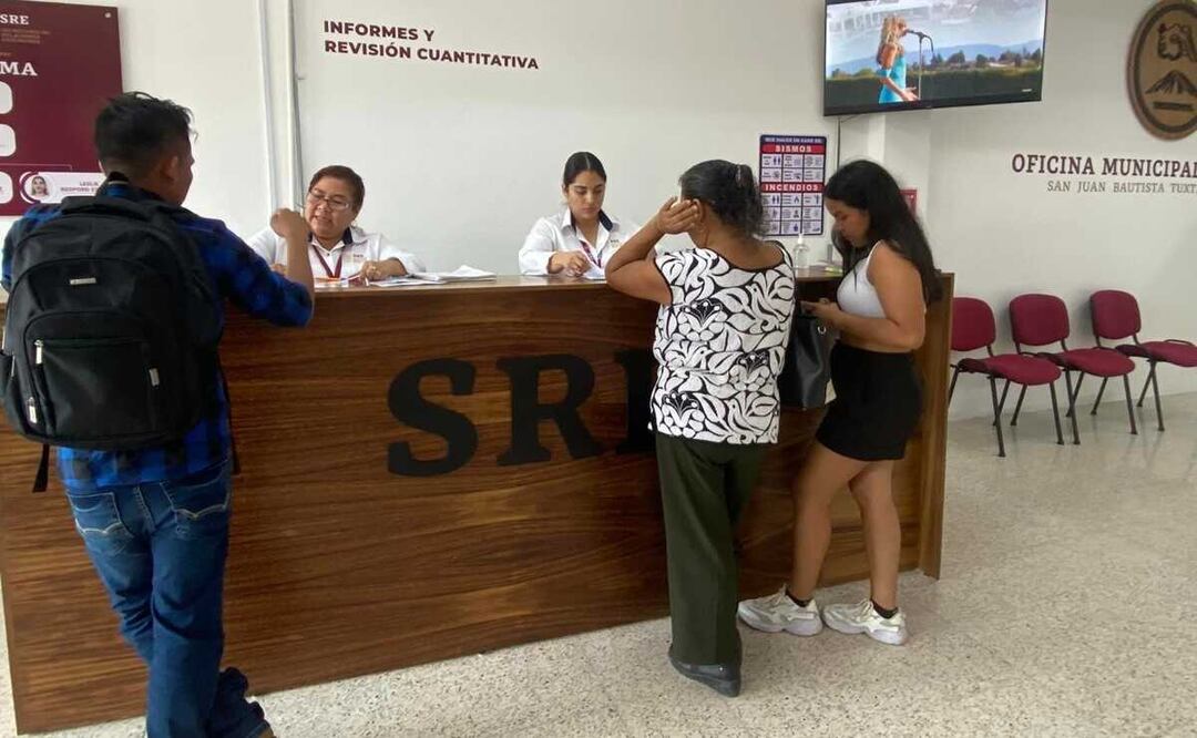 Hay 800 personas en espera de pasaporte en oficina de la SRE en la Cuenca de Oaxaca. Foto: Antonio Mundaca
