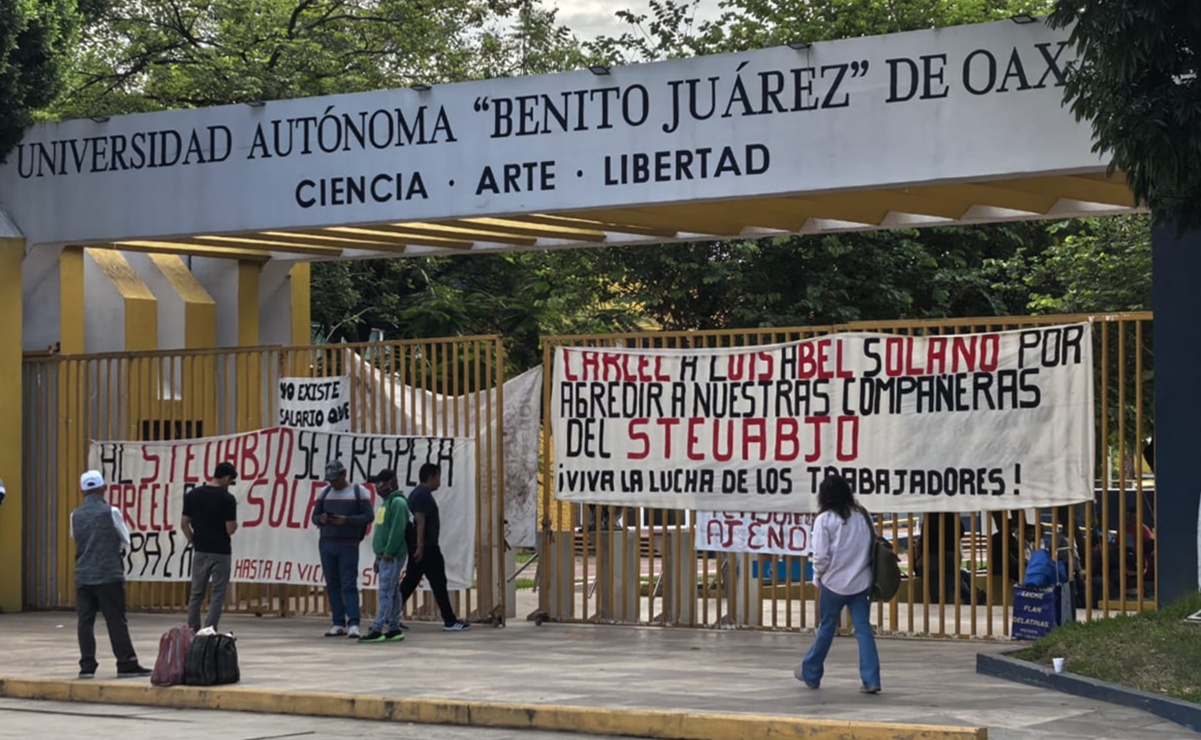 Sindicato de Trabajadores de la UABJO toma Ciudad Universitaria, tras agresiones de un grupo de porros