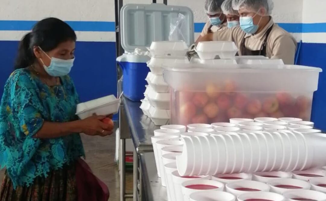 Por ola de calor y casos de deshidratación en Oaxaca, piden a donar agua a comedores de Tuxtepec. Fotos: Antonio Mundaca