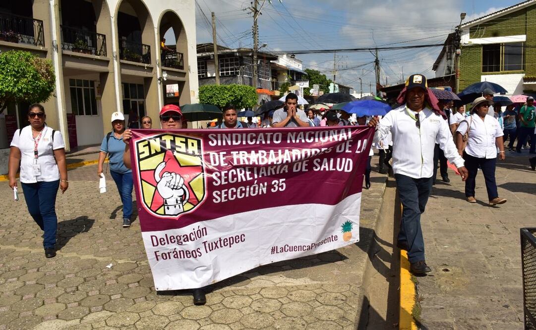 Trabajadores de 6 hospitales de la Cuenca de Oaxaca exigen a Jara atender crisis de salud. Foto: Antonio Mundaca