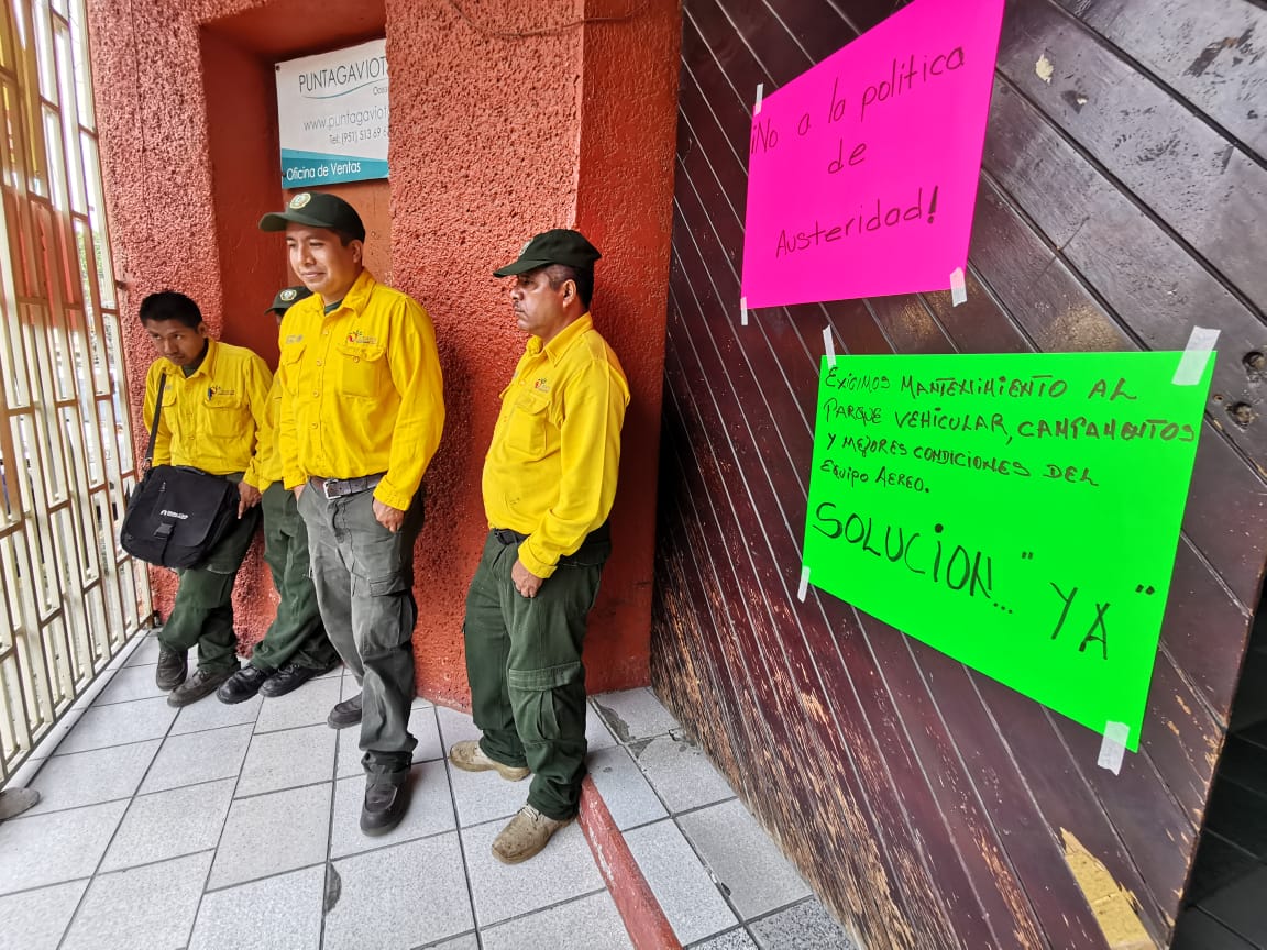 Combaten incendios, sin sueldo; protestan brigadistas en Conafor