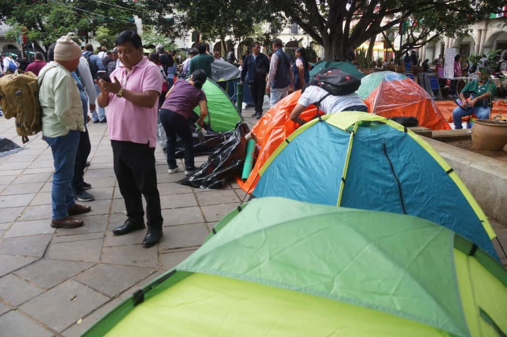 Supervisores y jefes de sector de la Sección 22 del SNTE se plantan en el zócalo de la ciudad de Oaxaca