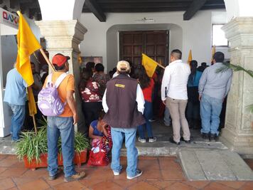 Protestan contra edil Hernández Fraguas y “toman” municipio