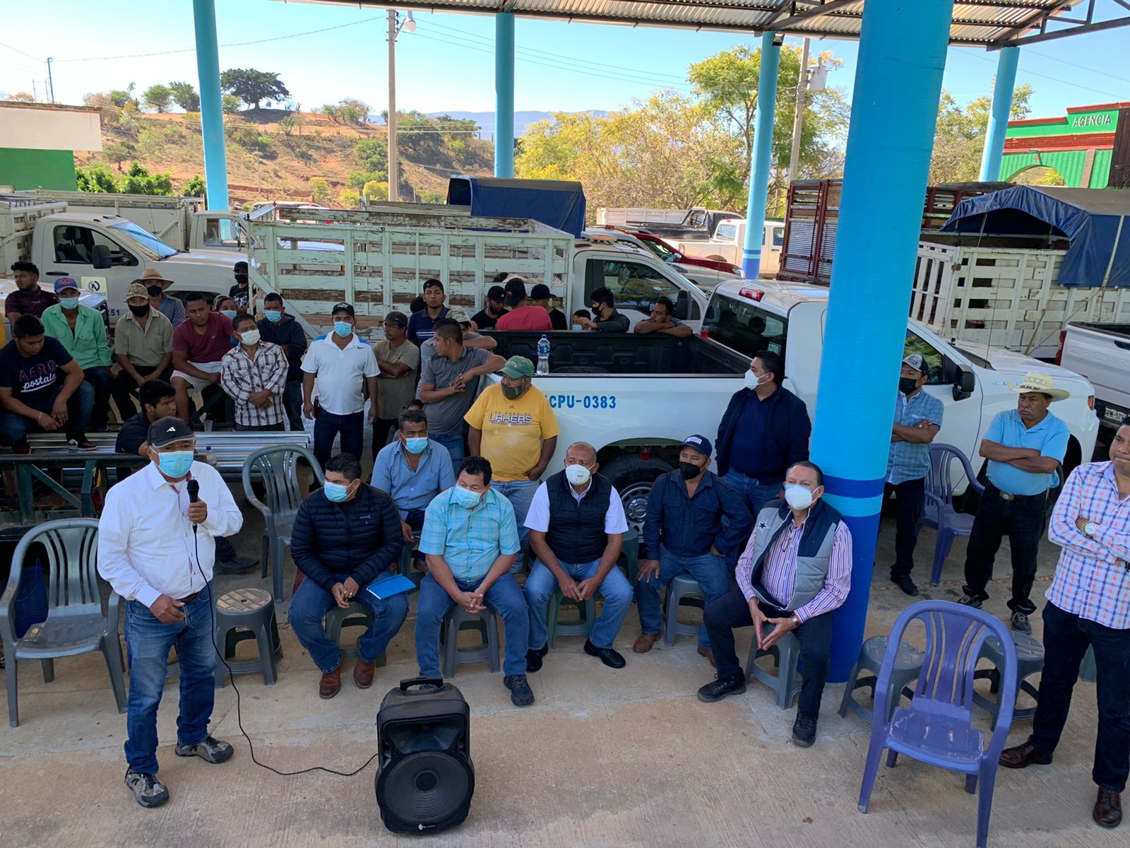 Pobladores de Barranca Larga liberan 29 vehículos de empresas que construyen vía a la Costa de Oaxaca