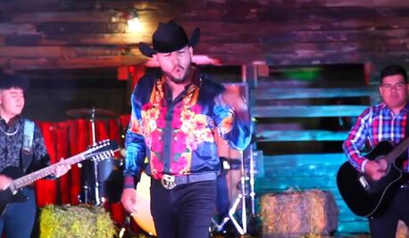 “Quería honrar y agradecer el trabajo de los policías”, dice “El Oaxaco”, cantante de corridos, tras polémica