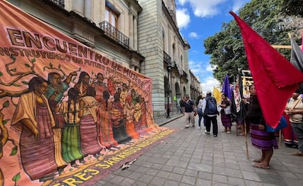 Mujeres del Consejo Indígena de Oaxaca toman accesos al palacio de gobierno; exigen respuesta a demandas sociales