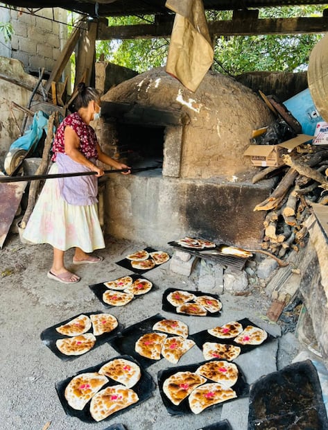 Elaboración de las regañadas en Juchitán. Foto:Fb@ Talabartería Robles