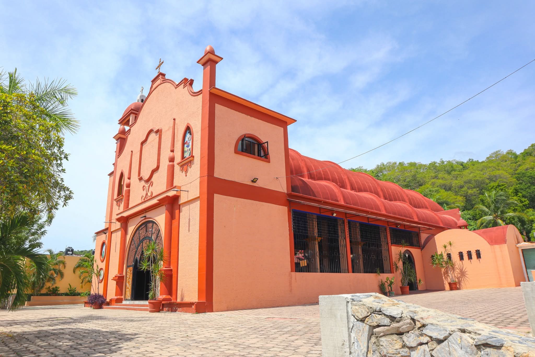 Iglesia de la Crucecita en Huatulco. Foto: Facebook, Carlos Aragón Alcántara