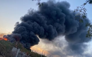 Se incendia bodega de artículos de unicel en Tehuantepec, Oaxaca; aún sigue sin ser sofocado