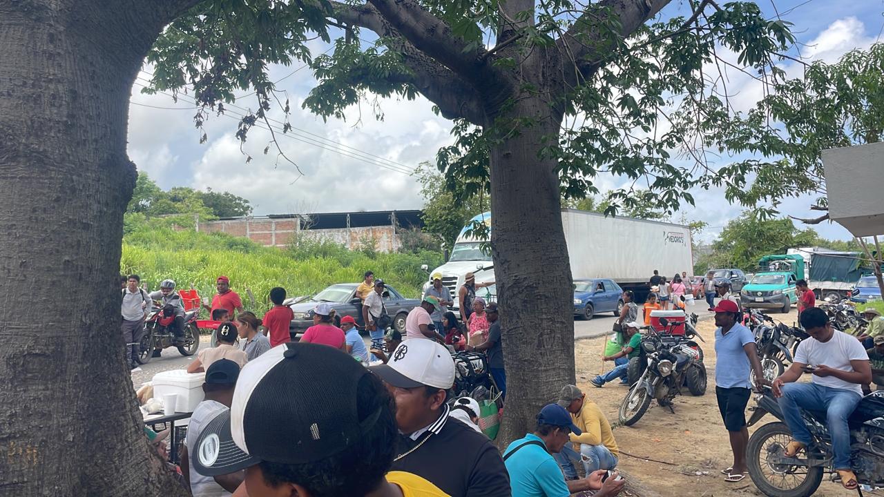 Bloquean productores carretera costera 200 Oaxaca-Guerrero; exigen presencia de Claudia Sheinbaum