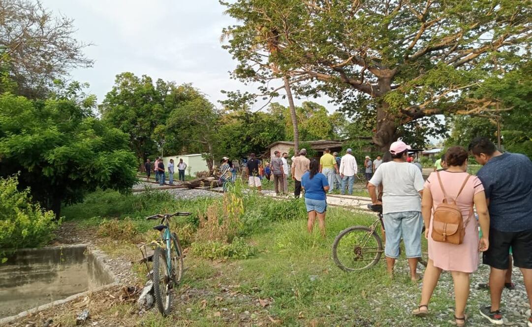 Con bloqueo al Tren Transístmico, pobladores de Oaxaca exigen excluir 350 casas del Derecho de Vía. Foto: Cortesía