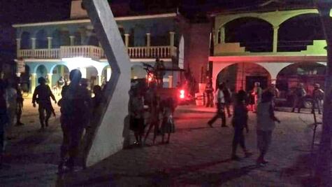 Realizan procesión en Pinotepa a pesar de restricciones por coronavirus; hay un herido