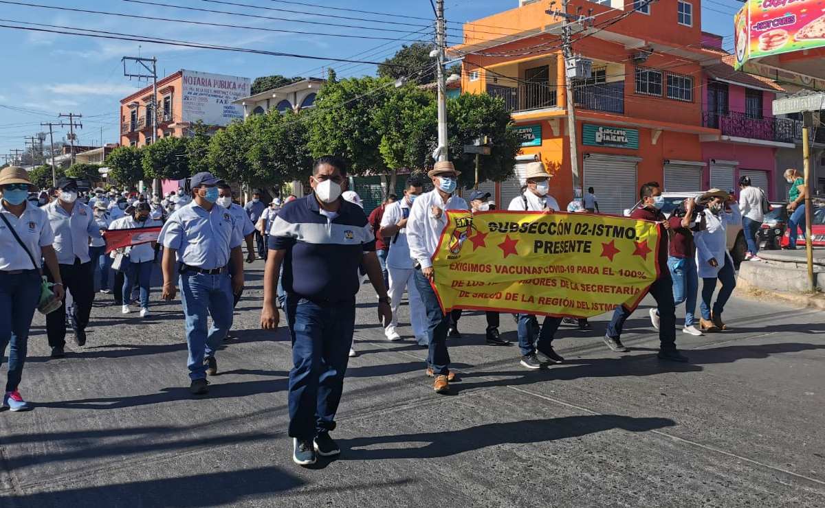 Con marcha y bloqueo en Juchitán, exigen 720 vacunas Covid para personal de Salud en el Istmo
