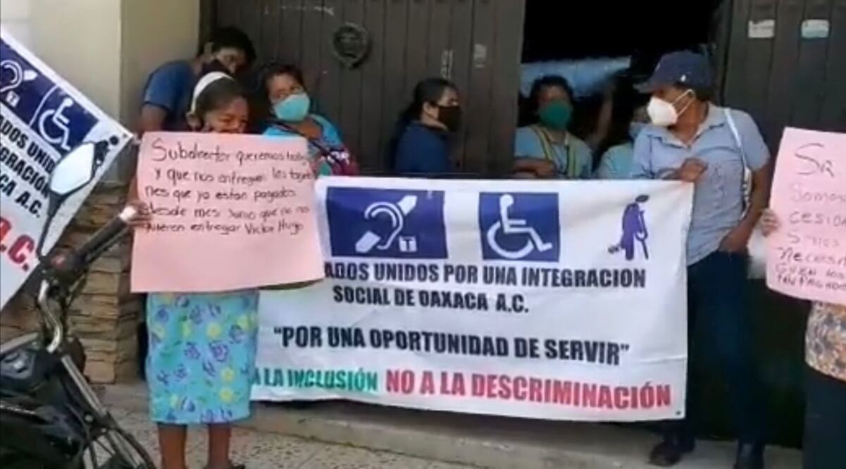 Protestan comerciantes con discapacidad en oficinas municipales de Oaxaca; exigen permisos de venta