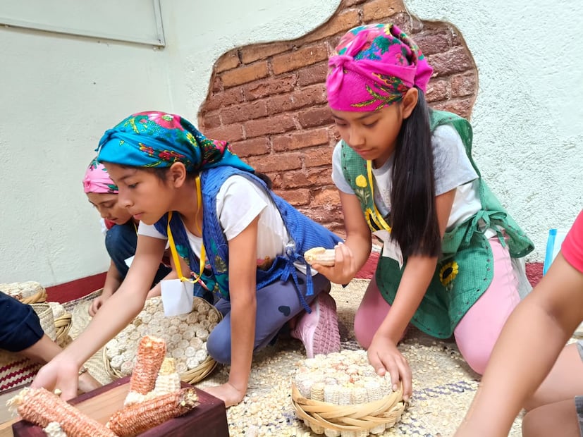 Niños y niñas aprenden técnicas e ingredientes de la cocina tradicional oaxaqueña