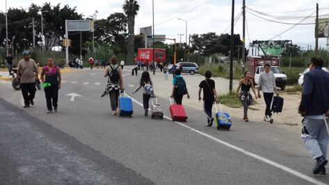 Organizaciones bloquean carretera federal para exigir justicia en crímenes contra activistas
