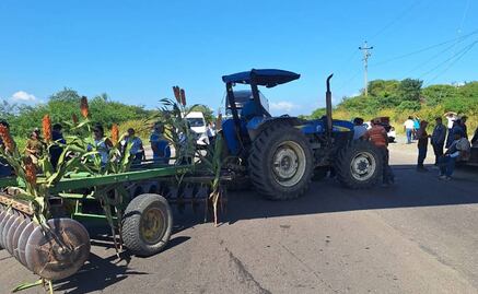 Productores de sorgo bloquean la carretera Panamericana en Oaxaca para exigir mejores precios