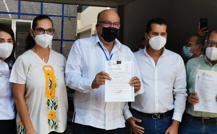 Se registra el priista Javier Villacaña como aspirante a candidato común con el PAN, para la capital de Oaxaca