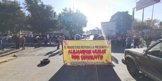 Bloqueo de maestros causa inconformidad entre ciudadanos; piden intervención de las autoridades