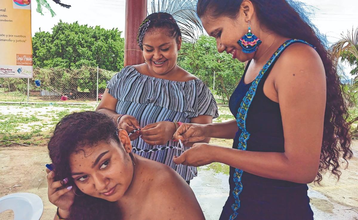 Con trenzas y turbantes, afromexicanas de Oaxaca resisten a la discriminación y visibilizan su identidad