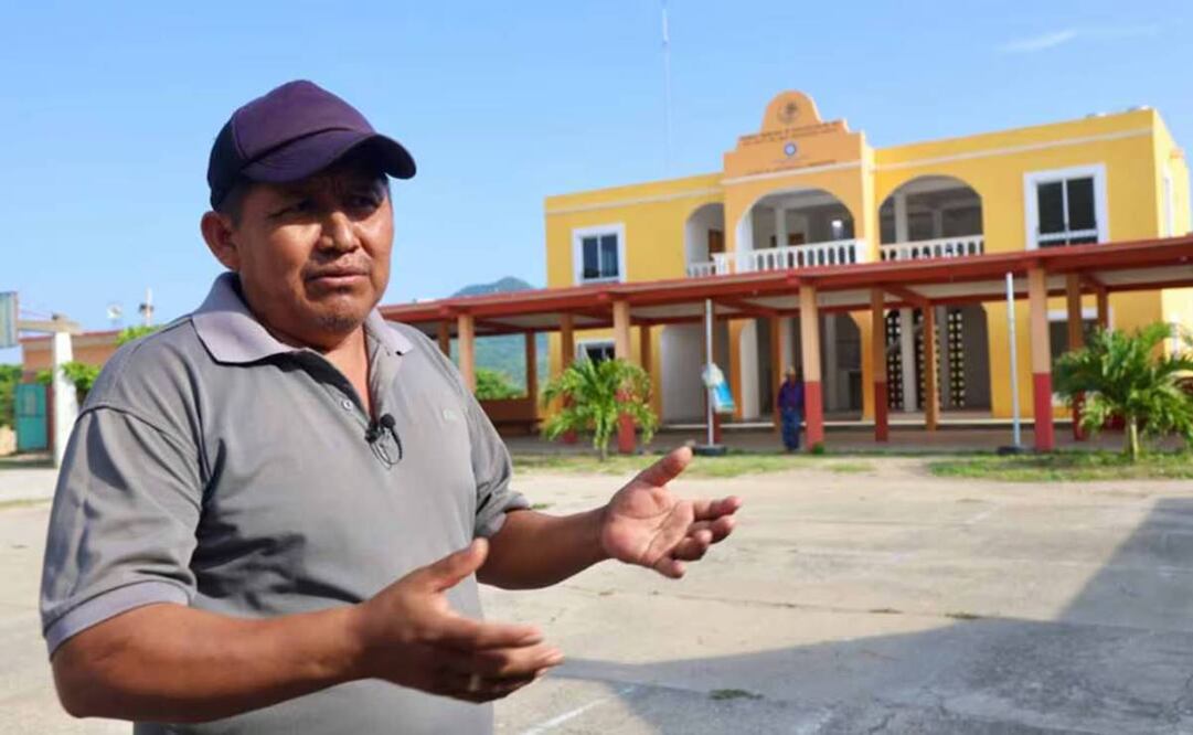 Romeo Fajardo, coordinador de la Comisión de Paz y Concordia de la Nación Ikoots (COPACNI), recorre la agencia de Huazantlán del Río, donde ocurrió la matanza en 2020. Foto: Valente Rosas.