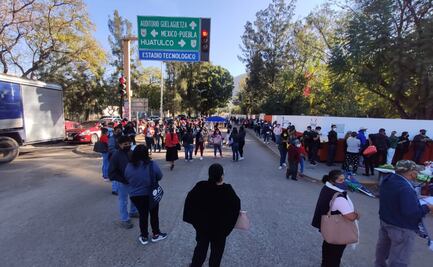 Largas filas y desorganización en aplicación de dosis de refuerzo contra Covid a personal educativo de Oaxaca