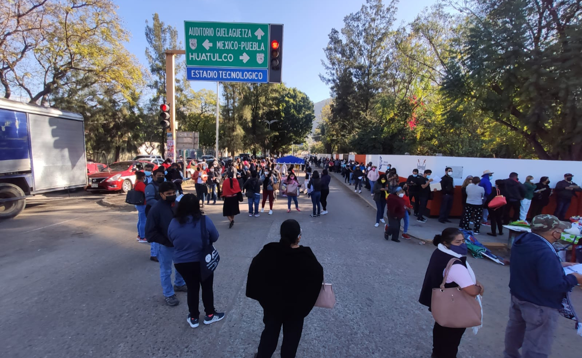 Largas filas y desorganización en aplicación de dosis de refuerzo contra Covid a personal educativo de Oaxaca