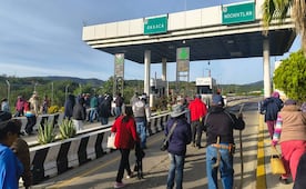 Pobladores endurecen protesta en caseta de Huitzo; exigen solución a contaminación causada por Capufe