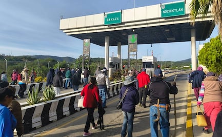 Pobladores endurecen protesta en caseta de Huitzo; exigen solución a contaminación causada por Capufe