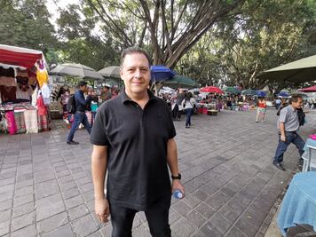 Hijo de Pablo Escobar cierra conferencia para acercar valores universales a jóvenes oaxaqueños