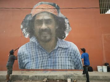 Jóvenes de Juchitán dedican un foto mural a Toledo