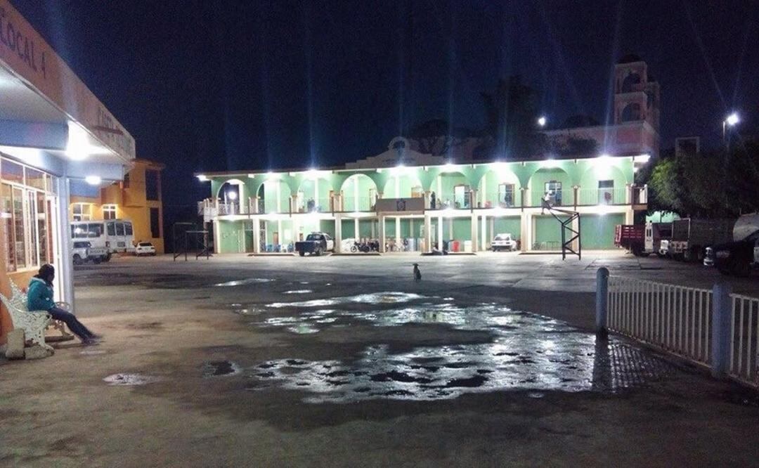 Bloqueo de San Juan Mazatlán que impide paso de Oaxaca a Veracruz deja filas de autos de 3 kilómetros. Foto: Especial