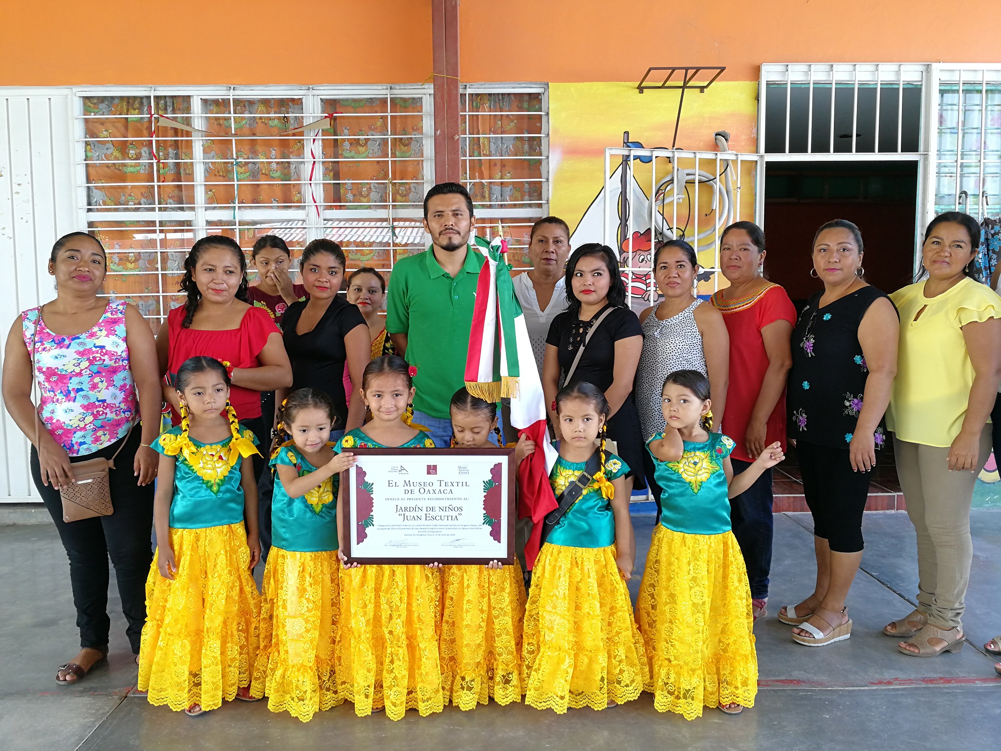 Con vestidos zapotecas recuperan su identidad en escuela de Juchitán |  Oaxaca