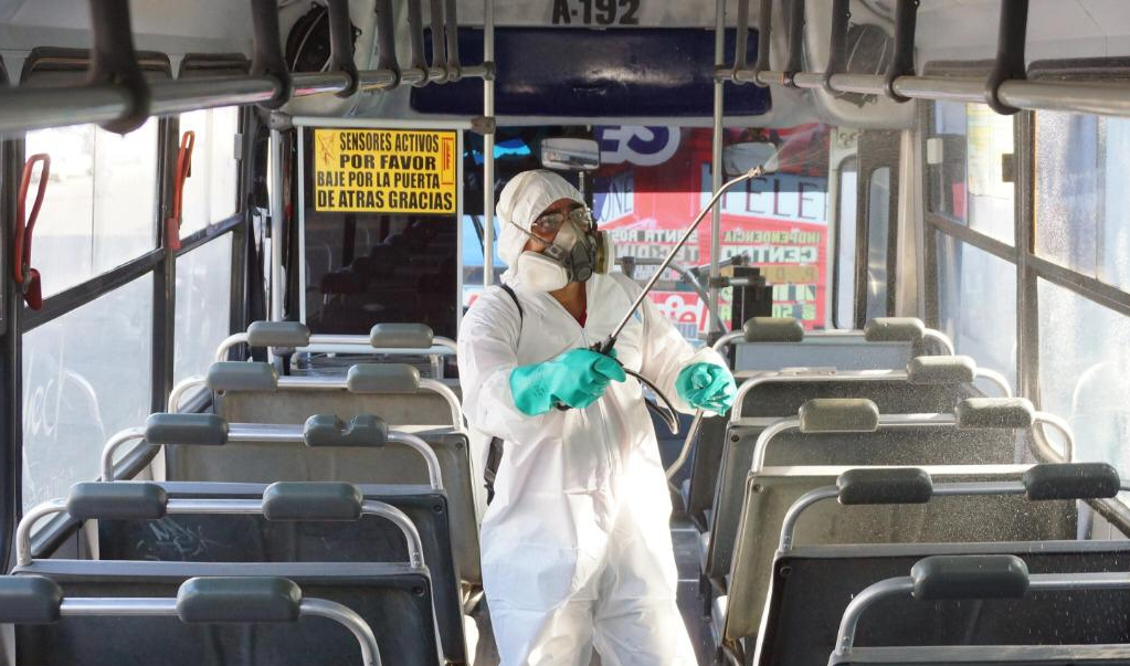 Por riesgo de de coronavirus reducen servicio de transporte público y sanitizan autobuses en la capital oaxaqueña