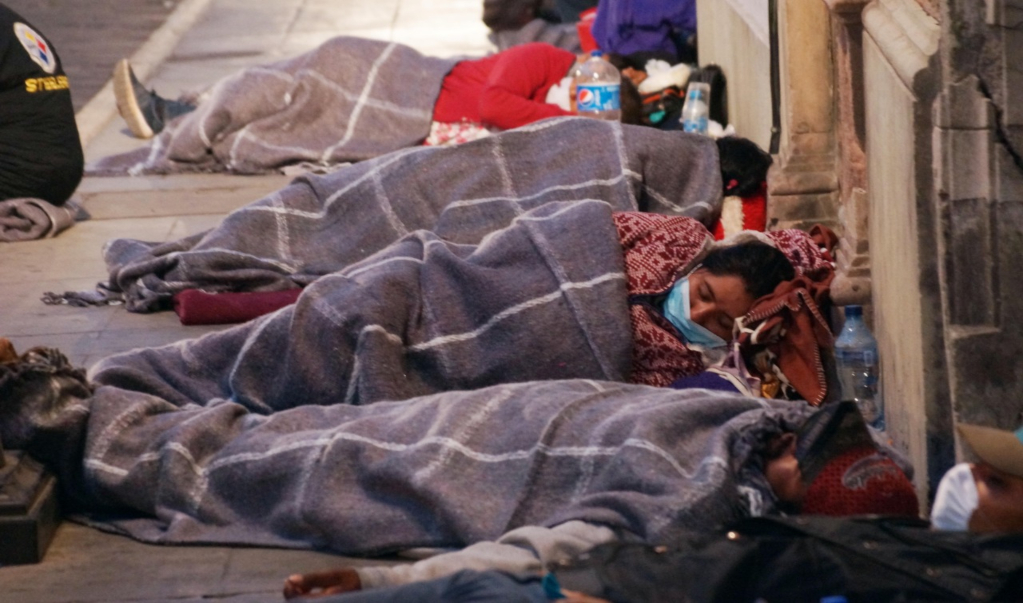 En plena fase 3, cientos de campesinos duermen en calles de la capital para cobrar apoyos federales