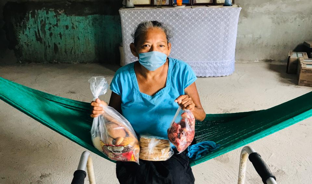 Donan jóvenes zapotecas canasta de alimentos tradicionales a ancianos y personas vulnerables confinadas