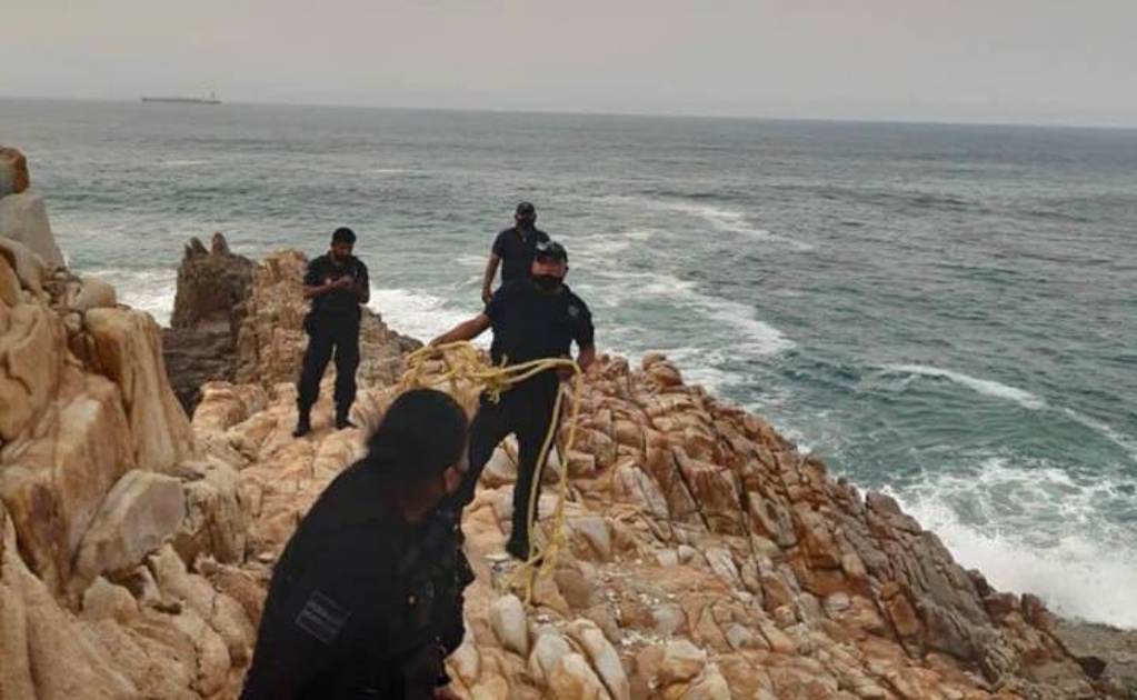 Cuerpos de auxilio buscan a joven en playa de Salina Cruz; cayó a un acantilado en el mar